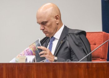 Alexandre de Moraes exige explicações de Bolsonaro após apreensão de arma em blitz no DF