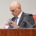 Alexandre de Moraes exige explicações de Bolsonaro após apreensão de arma em blitz no DF
