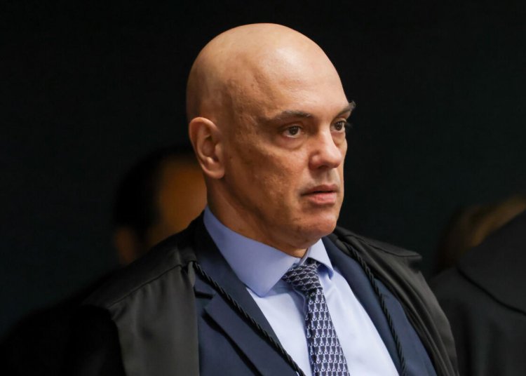 Alexandre de Moraes vota pela condenação de Eduardo Bolsonaro em processo por coação