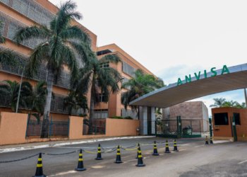 ANVISA ordena retirada imediata de antibióticos e soro fisiológico das prateleiras do país