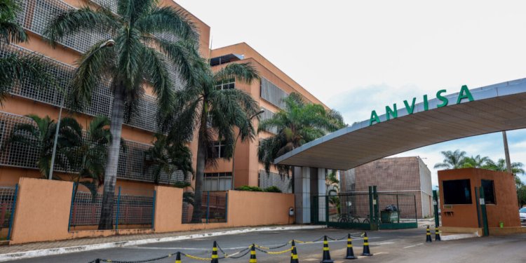 ANVISA ordena retirada imediata de antibióticos e soro fisiológico das prateleiras do país