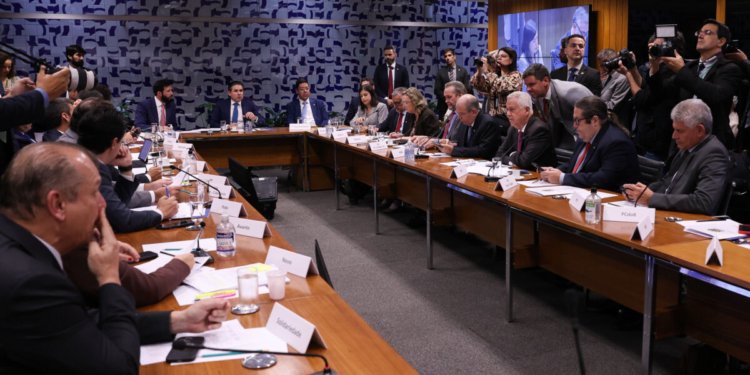 Câmara destrava pauta após governo retirar regime de urgência do PL da escala 6x1