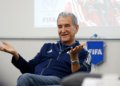 Carlos Alberto Parreira passa por cirurgia após piora no quadro respiratório no Rio