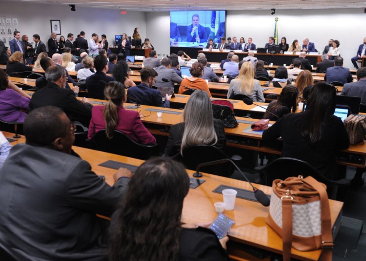 Ccj da Câmara adia votação da Pec que reduz a maioridade penal para 16 anos nesta terça-feira