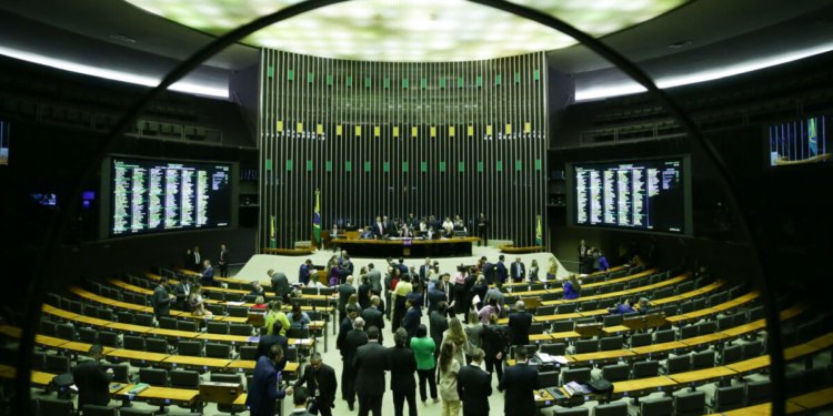 CCJ da Câmara aprova PEC que reduz a maioridade penal para 16 anos em crimes hediondos e graves