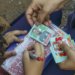 Colecionadores usam troca de figurinhas para fugir de custo que passa de R$ 7 mil