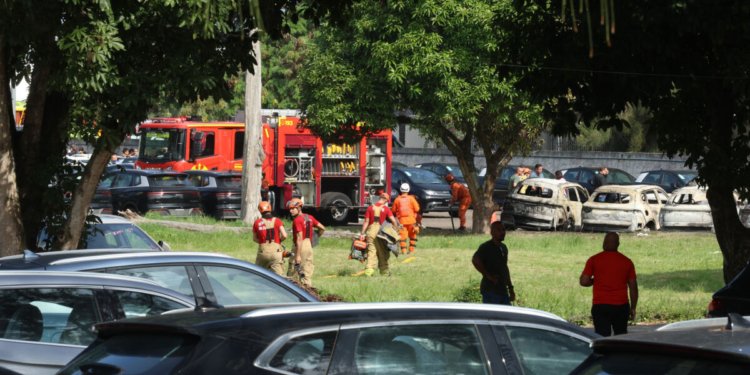 Colisão de helicópteros deixa seis mortos e incendeia concessionária no Rio
