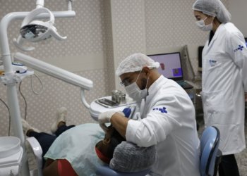 Comissão do Senado aprova piso salarial de R$ 13,6 mil para médicos e dentistas brasileiros