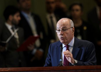Contesta Mauro Vieira taxação de 25% contra produtos brasileiros em reunião com autoridades em Paris