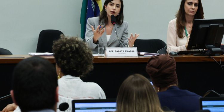 Criminalização da misoginia ganha tração na Câmara após aval a parecer de Tabata Amaral