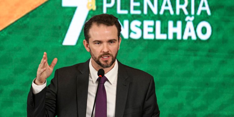 Dario Durigan defende soberania, critica escala 6x1 e detalha combate ao crime e apostas