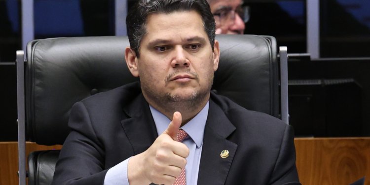 Davi Alcolumbre defende tramitação rigorosa para PEC do fim da escala de trabalho 6x1