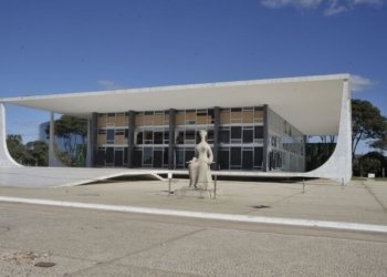 Defesa de Bolsonaro alega ao STF que posse de arma apreendida com segurança é regular