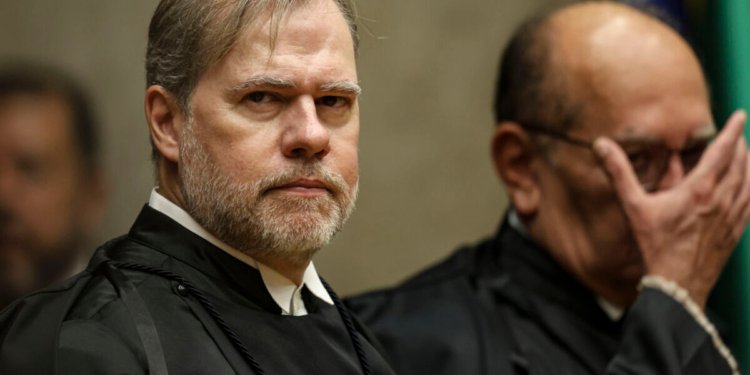 Dias Toffoli assume cadeira no TSE e declara que o tribunal não decide o resultado de eleições