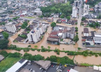 Frente fria estacionada em Santa Catarina mantém alerta para riscos de temporais e alagamentos