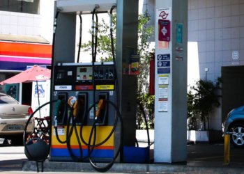 Gasolina fica mais barata em maio com auxílio de subsídios e oferta de etanol