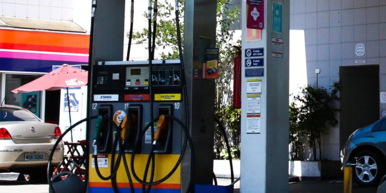 Gasolina fica mais barata em maio com auxílio de subsídios e oferta de etanol