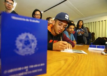 Geraldo Alckmin veta integralmente o Programa Contrato de Primeiro Emprego para jovens