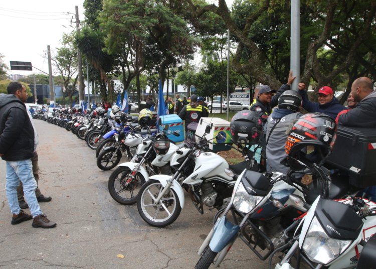 Governo lança linha de crédito de R$ 30 bilhões para motociclistas de aplicativos