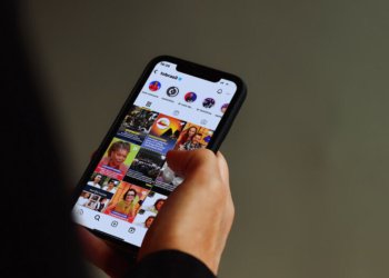 Jovens brasileiros moldam o debate político através de bolhas digitais e isolamento