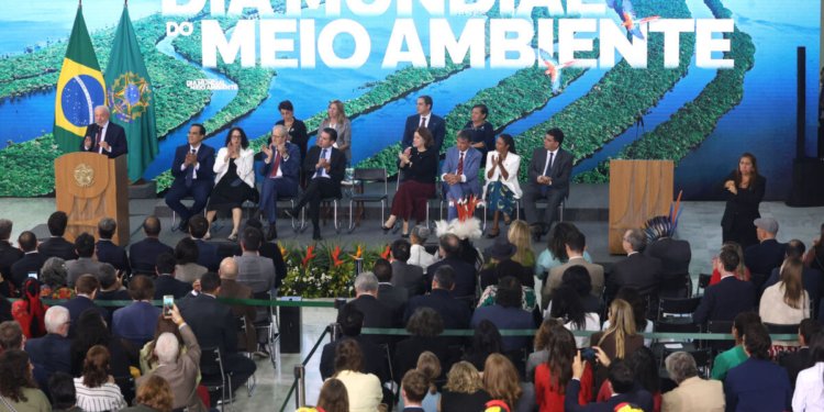 Lula assina decretos e projetos para blindar ecossistemas e preparar país contra o El Niño