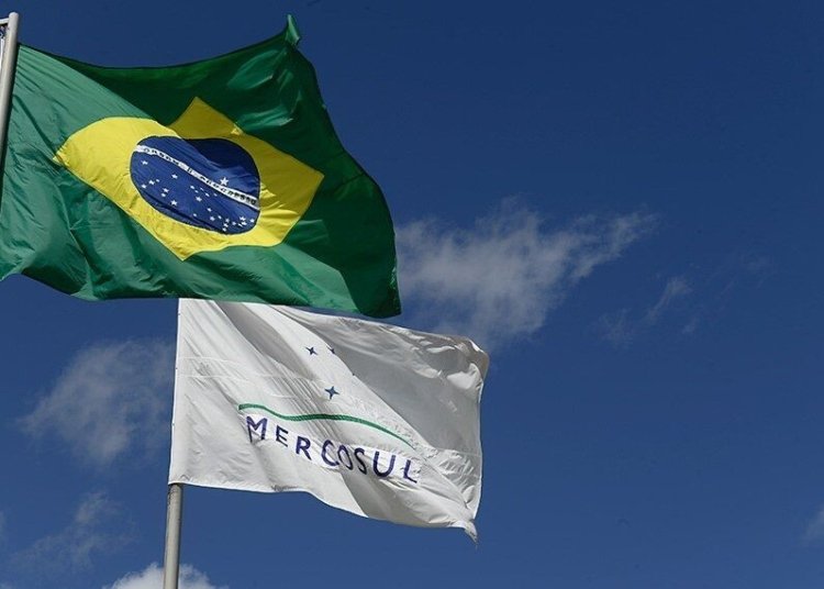 Lula desembarca em Assunção para articular nova fase de integração no Mercosul