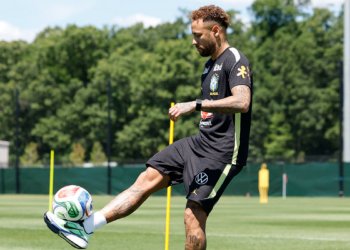 Neymar retorna ao campo de treino enquanto Brasil ajusta elenco para enfrentar o Haiti