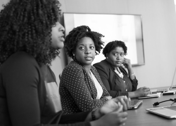 O Desemprego teima em penalizar mulheres negras jovens, persistindo como um desafio estrutural