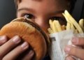 O impacto do uso excessivo de telas na saúde física e cognitiva das crianças brasileiras