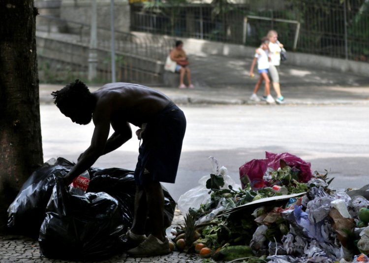 O rastro cruel: Brasil registra 150 mil agressões a pessoas em situação de rua em uma década