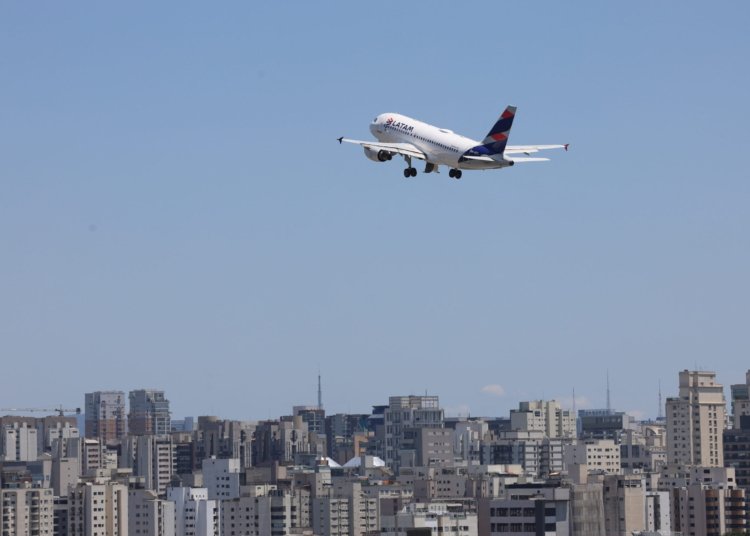 Petrobras recua e anuncia queda de 14,2% no querosene de aviação após série de aumentos
