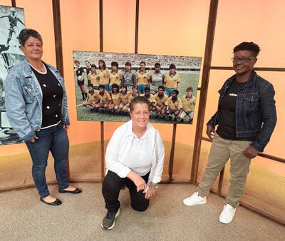 Pioneiras do futebol feminino ganham homenagem no Sem Censura a um ano da Copa do Mundo