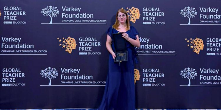 Professora paulistana ganha reconhecimento global por transformar sucata em ensino