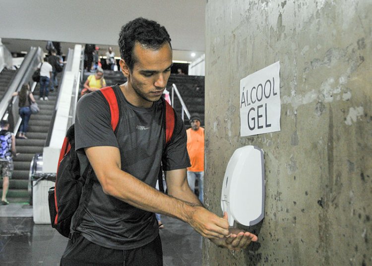 Proposta no Senado exige álcool em gel 70% em transportes e espaços de acesso coletivo
