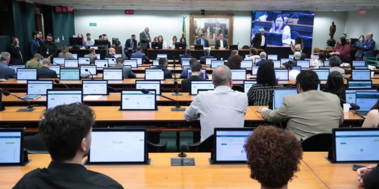 Redução da maioridade penal para 16 anos vence com 44 votos favoráveis na CCJ da Câmara