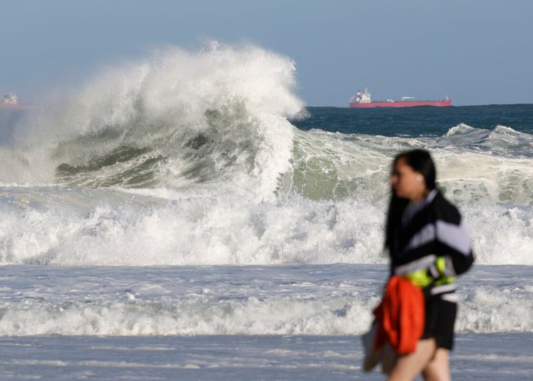 Ressaca no litoral do Rio deve atingir ondas de 2,5 metros a partir desta sexta-feira