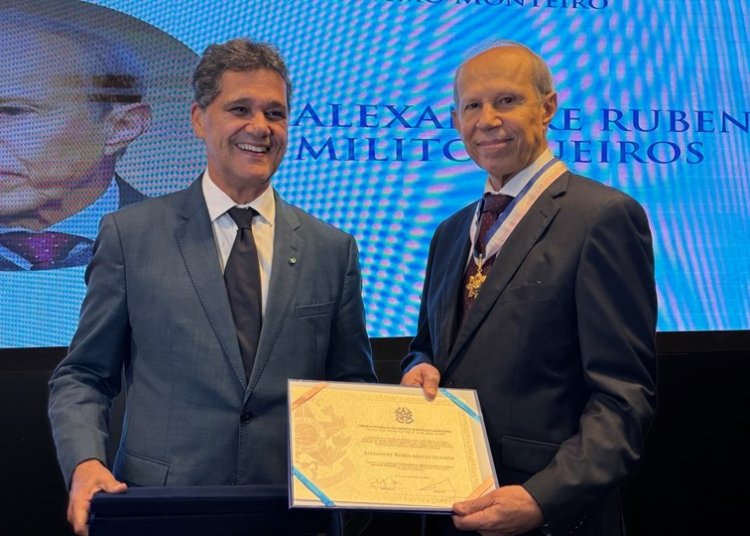 Ricardo ferraço entrega a comenda jerônymo monteiro ao pastor alexandre ruben milito gueiros