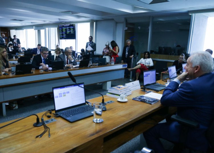 Senado inicia debates para definir rito de tramitação da PEC que extingue a escala 6x1