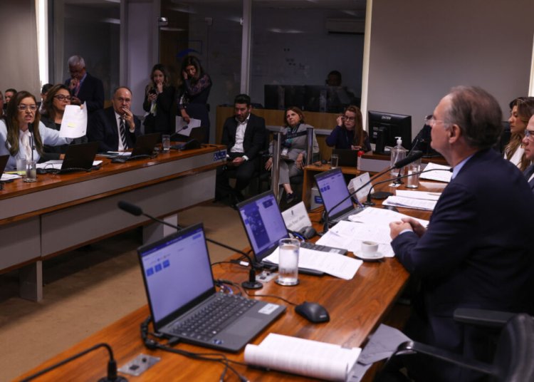 Senadores cobram transparência sobre rombo de 8,8 bilhões de reais no Brb durante audiência