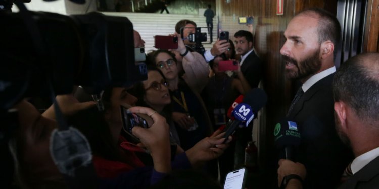 STF condena Eduardo Bolsonaro a quatro anos de prisão e decreta inelegibilidade por oito anos