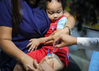 Vacina da pólio volta a ter dois reforços no SUS para blindar crianças contra o vírus