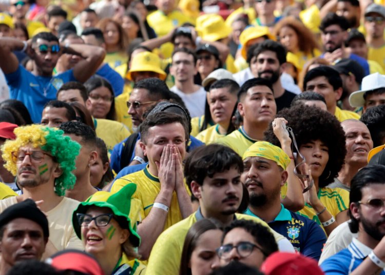 Vale do Anhangabaú vira ponto de encontro para brasileiros durante jogo da Copa do Mundo