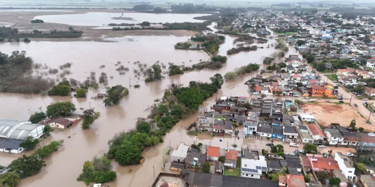 Alerta vermelho de tempestades impõe risco de inundações em municípios do Rio Grande do Sul