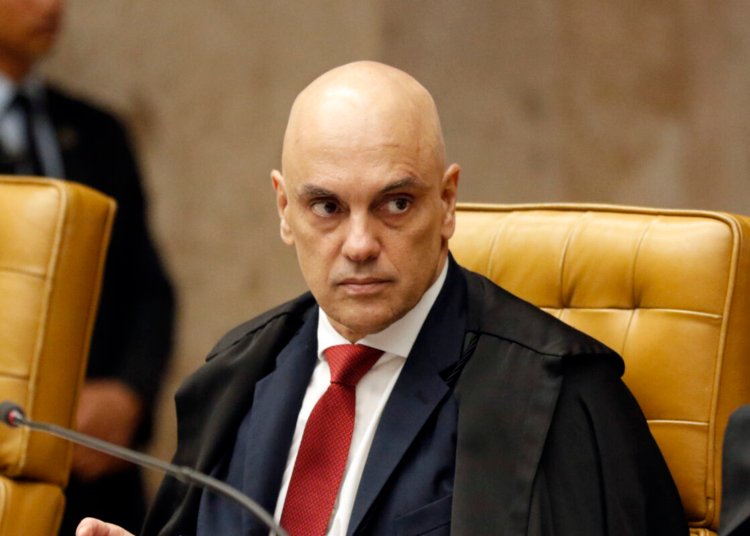 Alexandre de Moraes corta visitas de Flávio Bolsonaro a Jair Bolsonaro por 90 dias