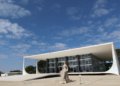 Bolsonaro tenta via STF manter prisão domiciliar e evita transferência para regime fechado