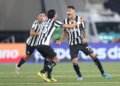 Botafogo vence o Santos e assume a liderança do Brasileirão enquanto o Vasco perde para o Vitória