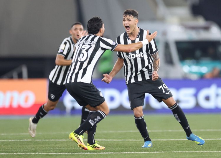 Botafogo vence o Santos e assume a liderança do Brasileirão enquanto o Vasco perde para o Vitória
