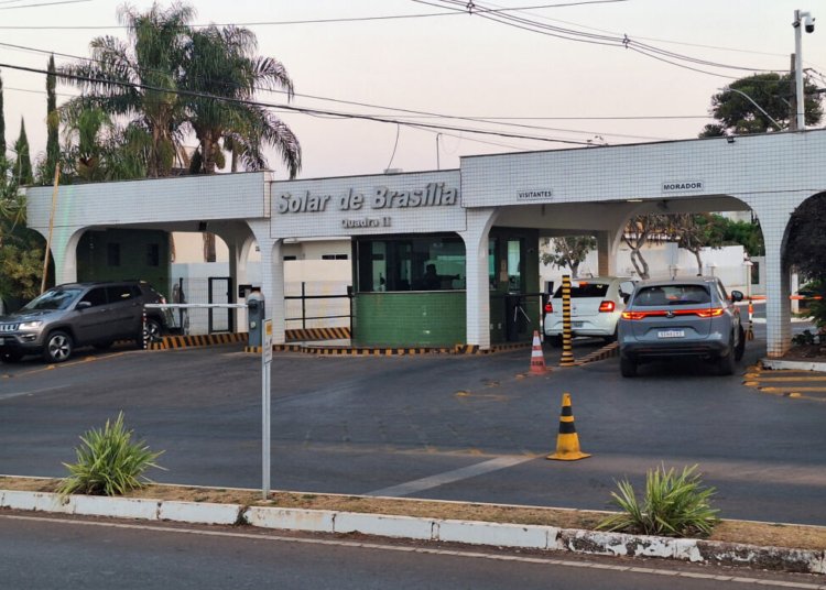 Busca da PF na casa de Jair Bolsonaro termina sem localização de armamento