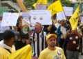 Camelôs protestam no Rio contra cerco à orla e cobram direito ao trabalho