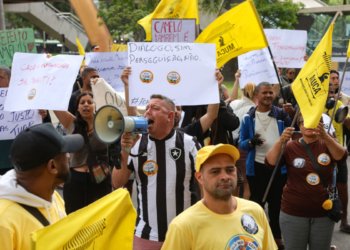 Camelôs protestam no Rio contra cerco à orla e cobram direito ao trabalho